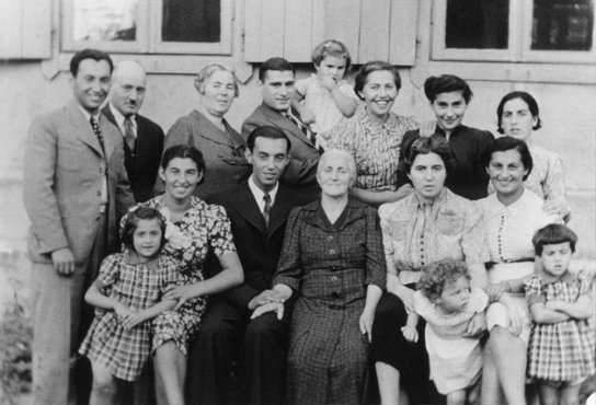 Tiga generasi keluarga Yahudi di Vilna. Photo diambil antara tahun 1938-1939. Photo: US Holocaust Memorial Museum
