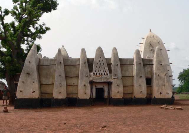 Pohon Baobab di samping masjid, Ayuba, pendiri masjid dimakamkan di bawahnya. Photo: Stig Nygaard