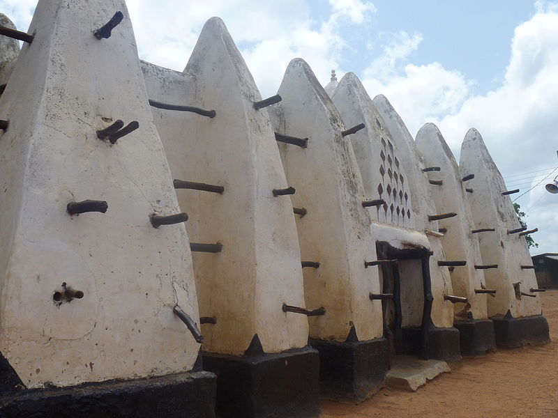 Material masjid terbuat dari lumpur, batang kayu gelondongan, dan gelagah. Photo: Monocletophat123