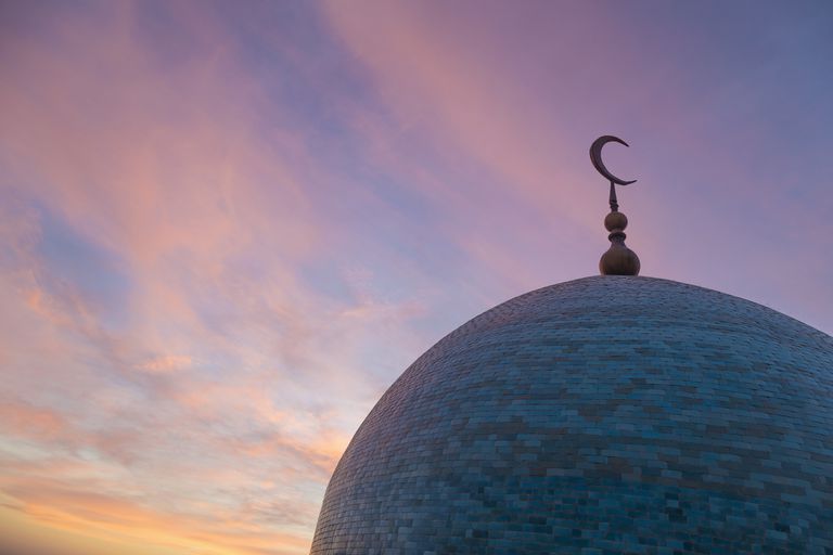 Lambang bulan sabit di atas sebuah kubah masjid. Photo: John Lund